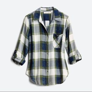 Super Soft Plaid Button-Down Shirt GUC
